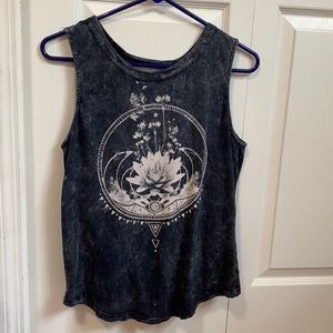 😎Distressed open back lotus tank top